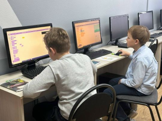 07 февраля 2026 — На курсе программирования игр создают проекты в стиле Flappy Bird
Ученики курса «Программирование игр» работали над клонированием фона и созданием эффекта бесконечного движения. За основу взяли механику Flappy Bird, а затем добавили собственный дизайн и детали.