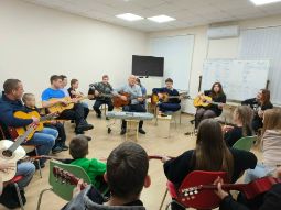 27 января 2026 — Мастер-класс по гитаре в Брайте 29 января в 16:00 центр приглашает на мастер-класс по гитаре. Участники смогут попробовать сыграть знакомые песни, познакомиться с преподавателем и атмосферой обучения.