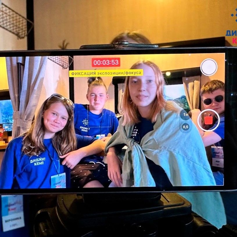 Подросток уверенно презентует свой проект перед группой сверстников и наставниками на финальной защите интенсива Digital Camp в Вологде: показывает слайды, отвечает на вопросы, получает обратную связь