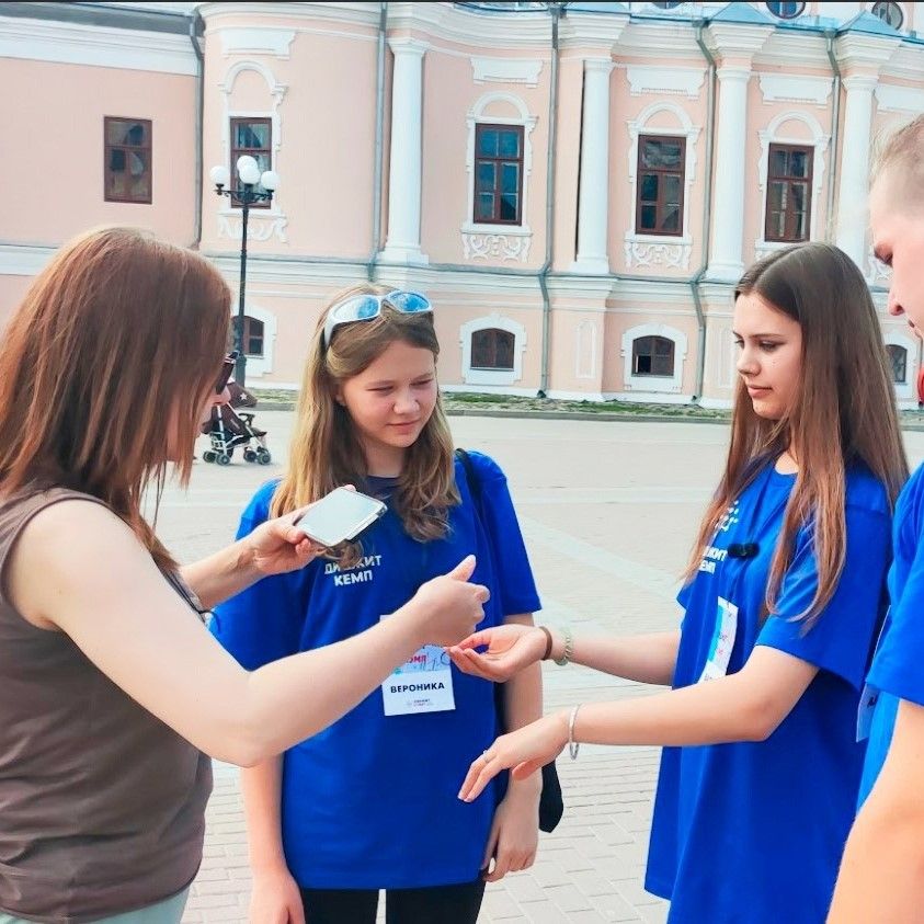 Наставник помогает подростку разобраться с задачей по созданию сайта на интенсиве в Вологде: показывает интерфейс конструктора, объясняет логику, даёт персональную обратную связь