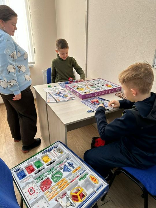 01 февраля 2026 — На электронике собрали телеграф и освоили радиосвязь без радио
Ученики собрали простой учебный телеграф и потренировались передавать сигналы. Такое занятие помогает развивать точность, усидчивость, внимательность и интерес к технике.