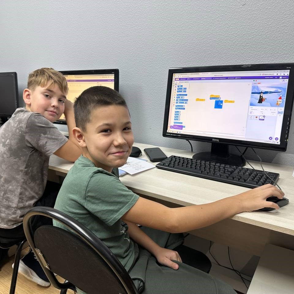 Ребята создают свою игру в программе Scratch