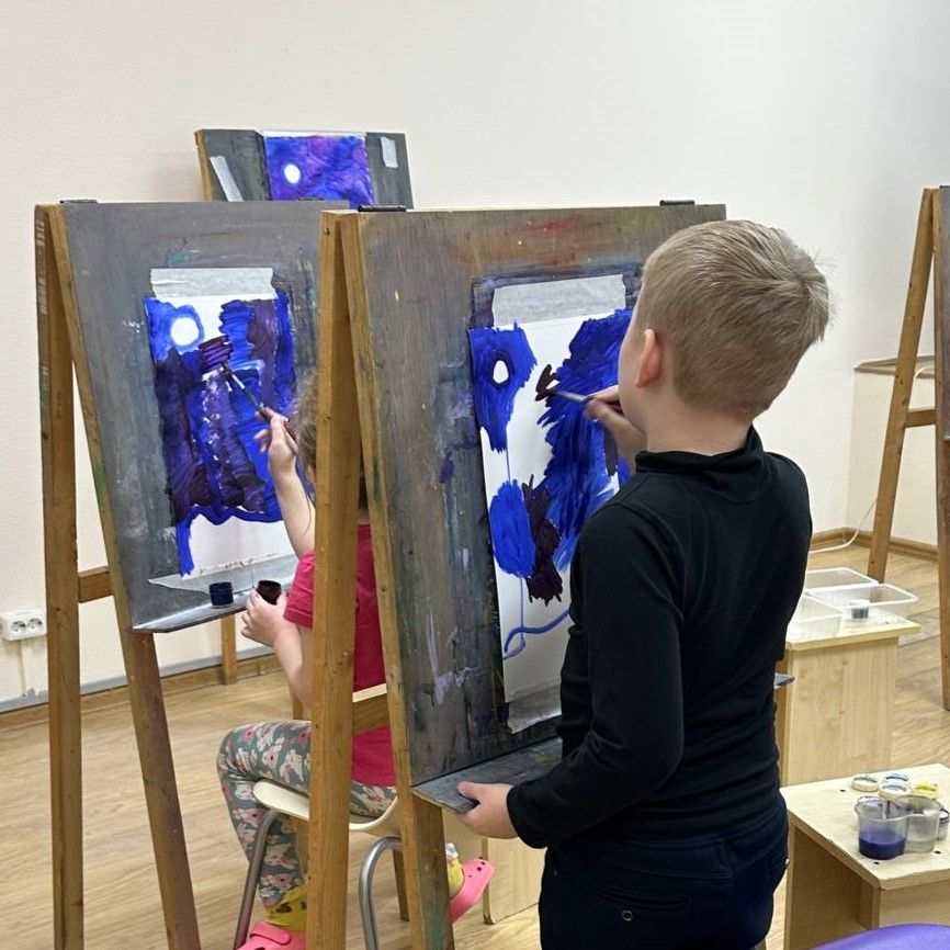 Дети учатся рисовать перспективу и объем на уроке в ИЗОстудии