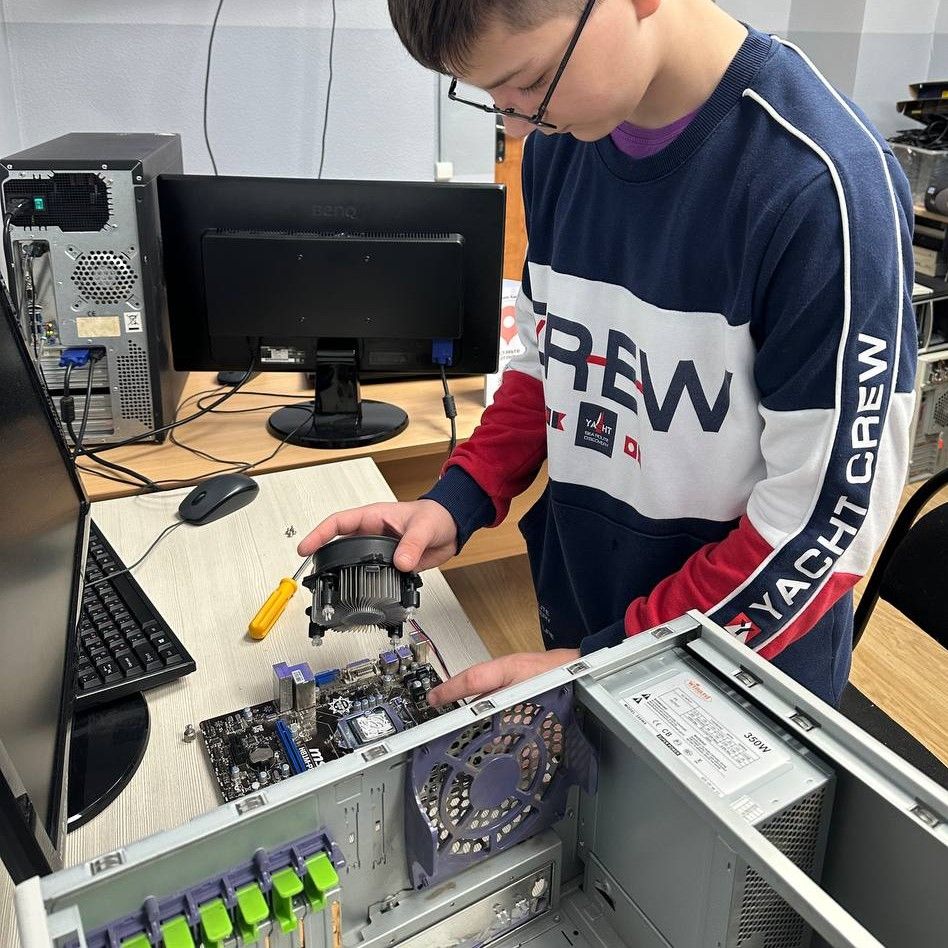 Школьники анализируют неисправность жесткого диска на курсе Сисадмин