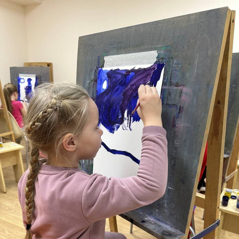 Ученики ИЗОстудии воплощают творческие идеи на бумаге