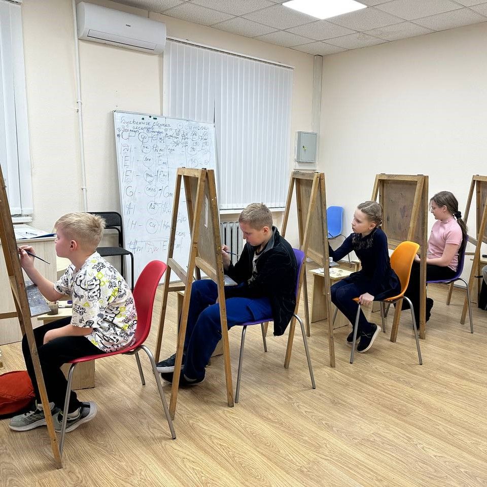 Ученики ИЗОстудии изучают основы композиции и рисунка