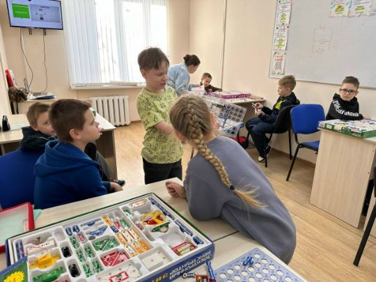 31 января 2026 — На курсе электроники дети зашифровали первые секретные сообщения
На занятии по электронике ребята познакомились с основами электричества, историей связи и азбукой Морзе. Затем они учились шифровать и расшифровывать сообщения, тренируя внимание, логику и память.