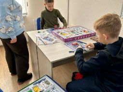 01 февраля 2026 — На электронике собрали телеграф и освоили радиосвязь без радио Ученики собрали простой учебный телеграф и потренировались передавать сигналы. Такое занятие помогает развивать точность, усидчивость, внимательность и интерес к технике.