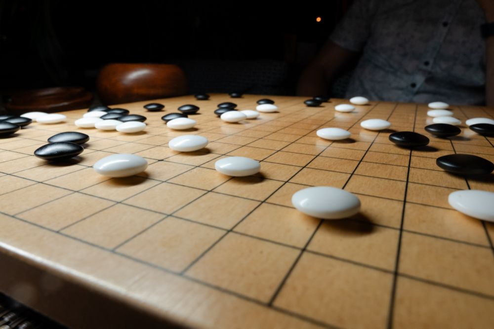 Игра Го вечером в кафе
