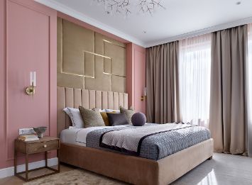 Дизайнерская кровать в мягкой обивке с механизмом подъёма основания и дном бельевого ящика. Премиум велюр. Мягкие панели со вставками из латуни. Монтаж в нишу.