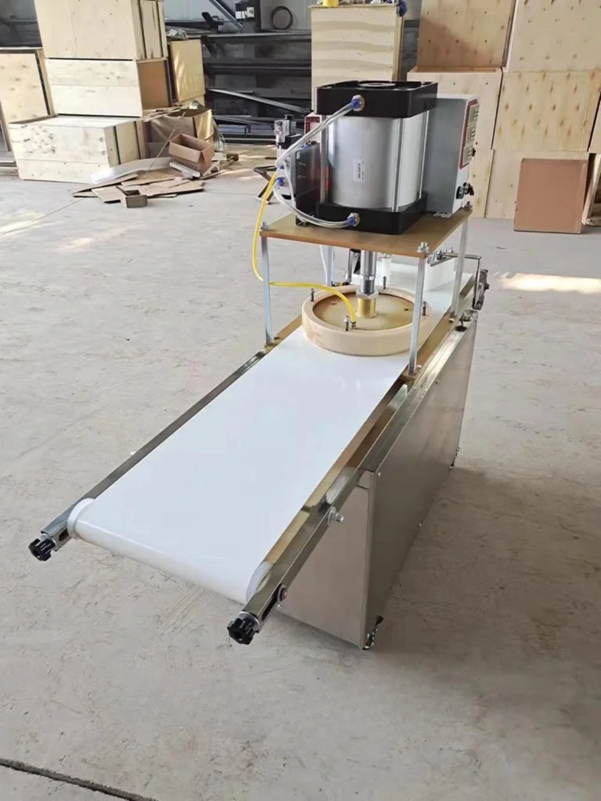 Оборудование с пресс формой для теста