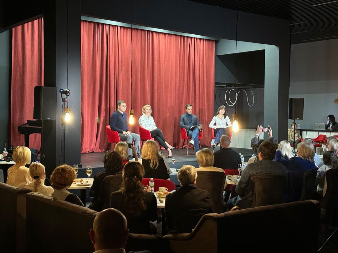 Зал со сценой для проведения конференции в Москве найти аренда