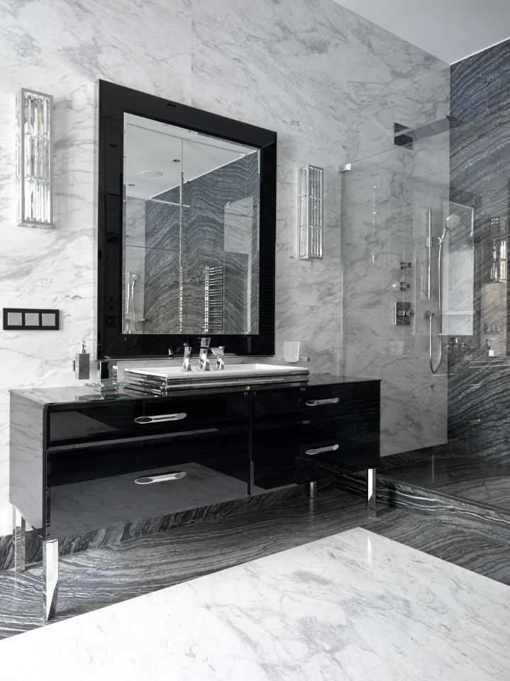 дизайнерское зеркальное панно и душевая перегородка