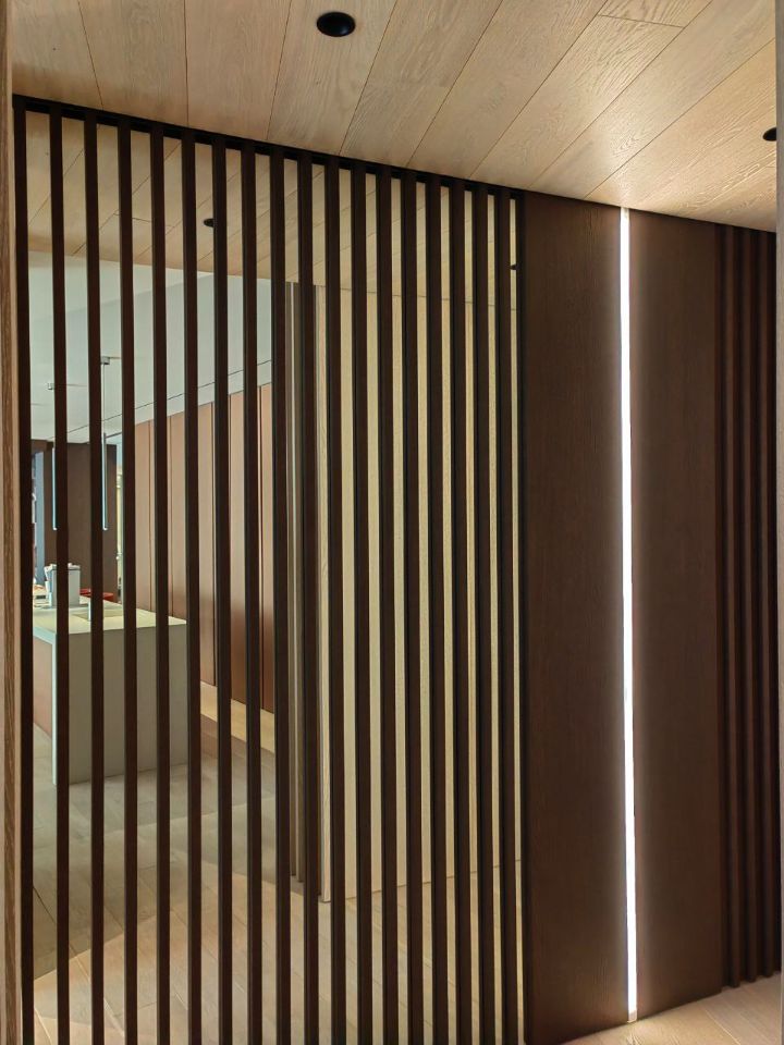 Большое зеркало с декоративными рейками, джамбо