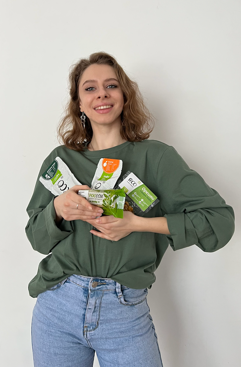 Улыбающаяся девушка с продукцией ясо