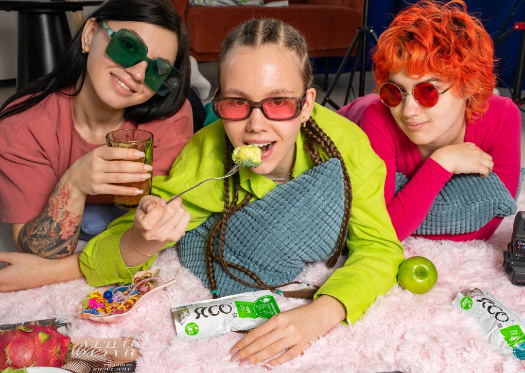 ясо тофу веган девушки вечеринки