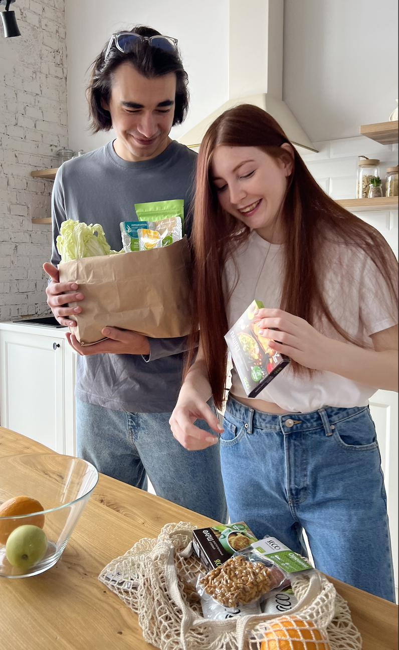 ясо продукция на кухне у пары