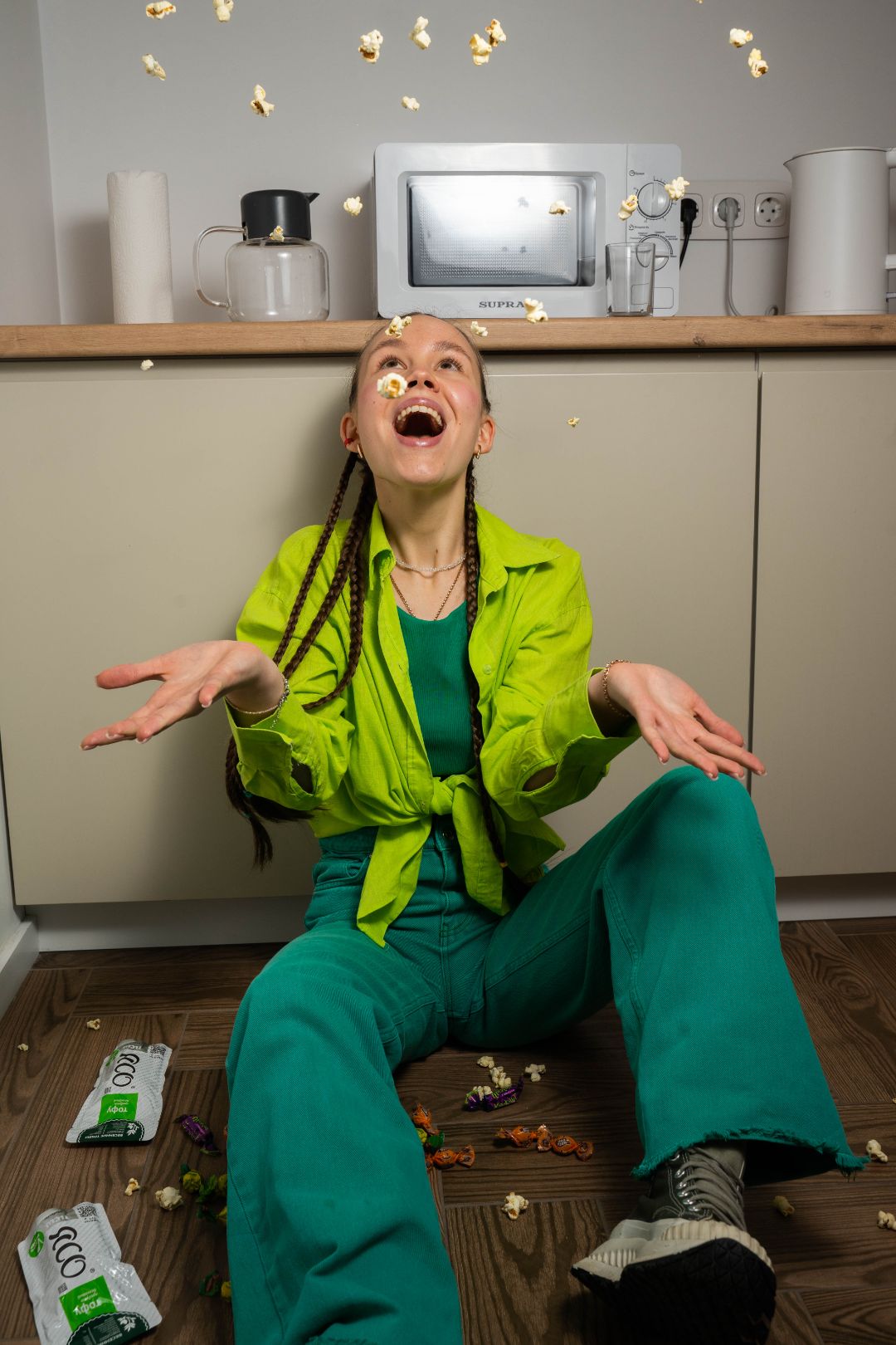 счастье веселье девушка попкорн тофу ясо веган зеленый