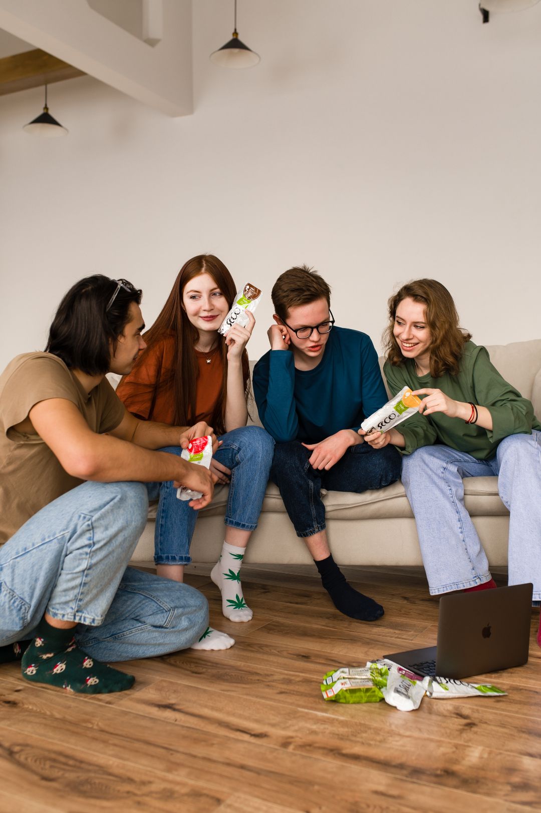 молодые люди с тофу от ясо