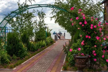 Гостиница Новинка, аллея к морю