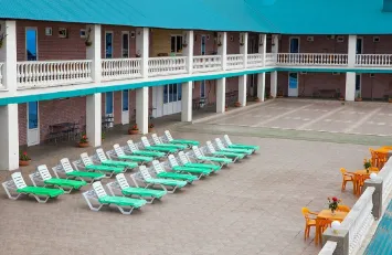 Гостиница Новинка, терраса. шезлонги