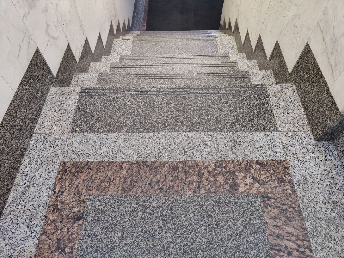 Лестница в БЦ на Невском (СПб)