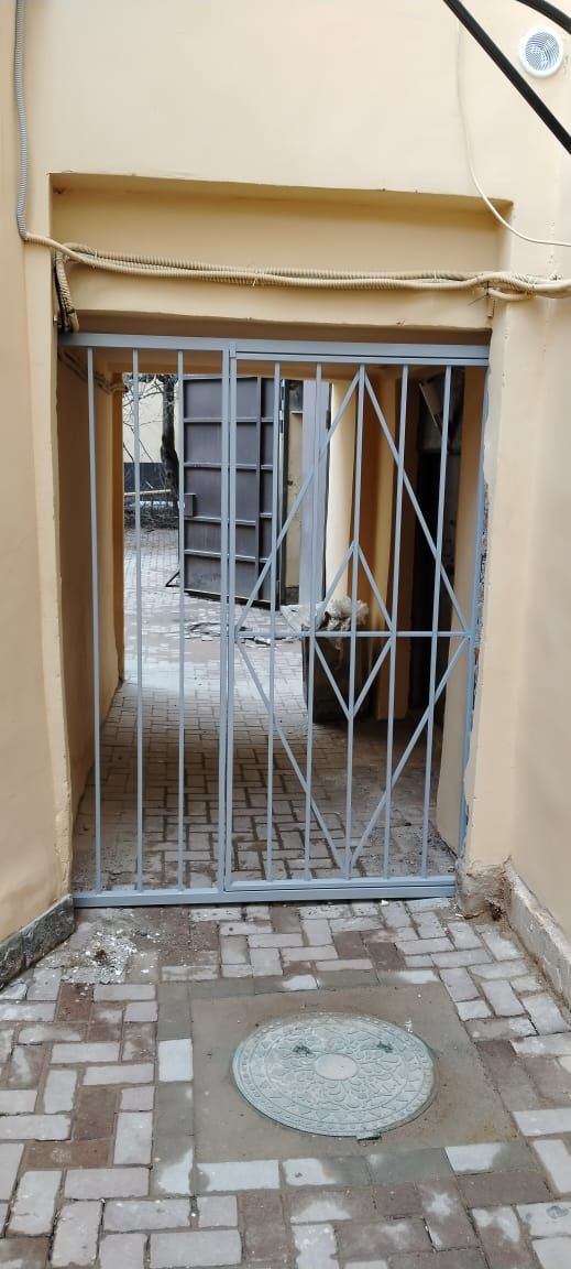 Забор с элементами ковки