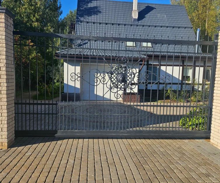 Забор с элементами ковки