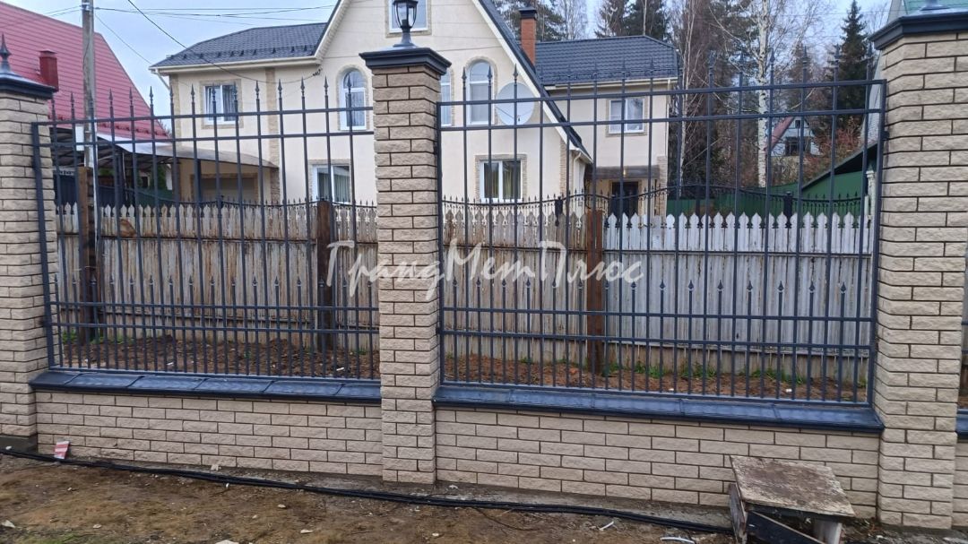 Забор с элементами ковки
