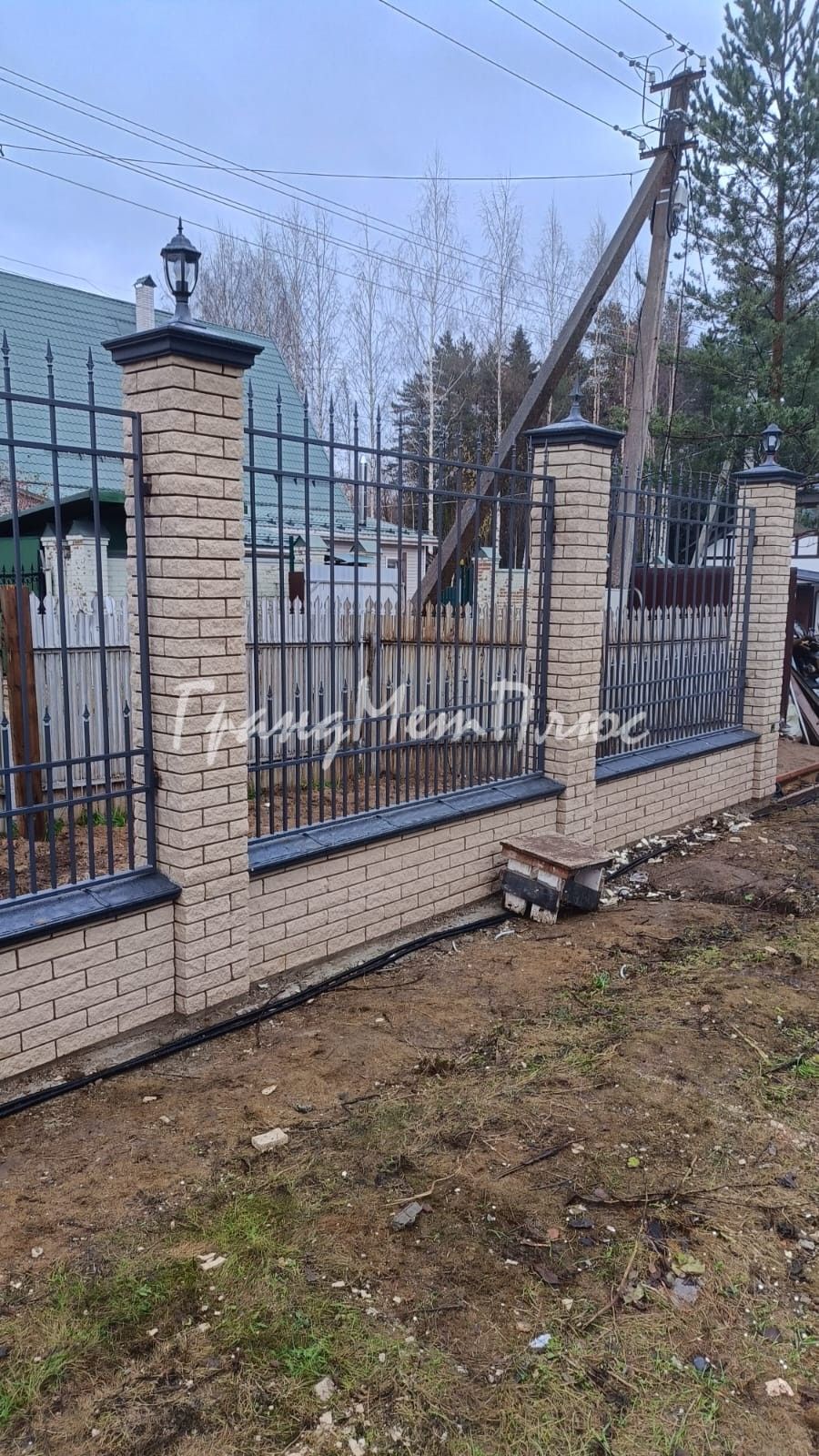 Забор с элементами ковки