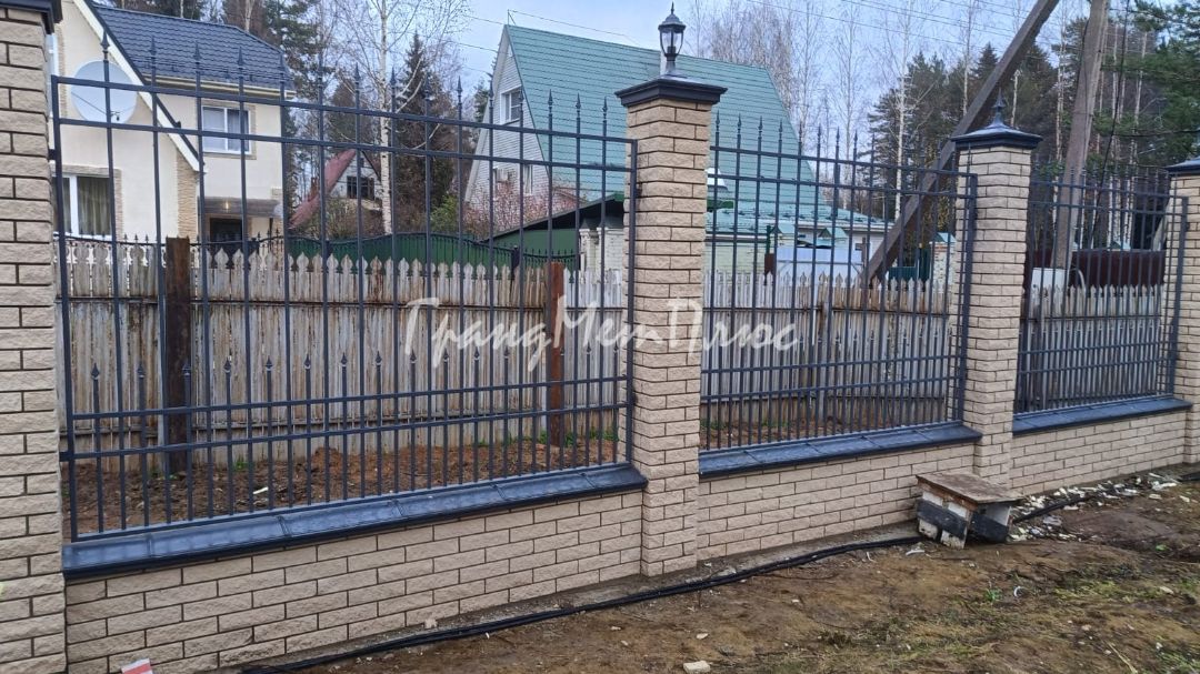 Забор с элементами ковки