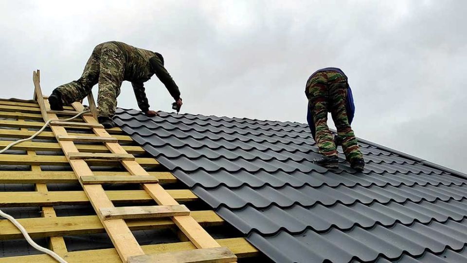 Монтаж кровли из металлочерепицы