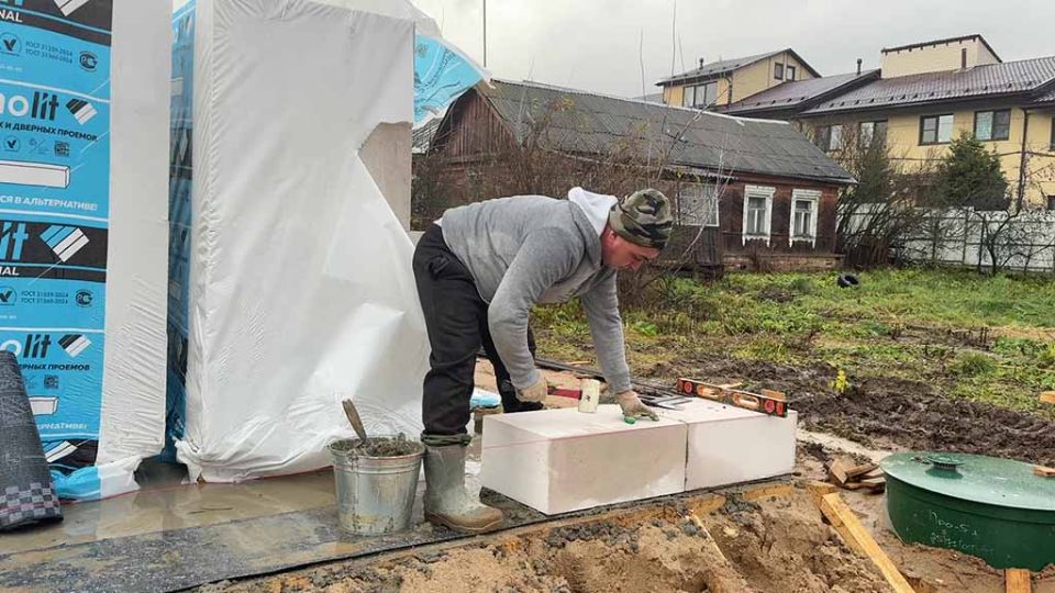Кладка первого ряда газоблока