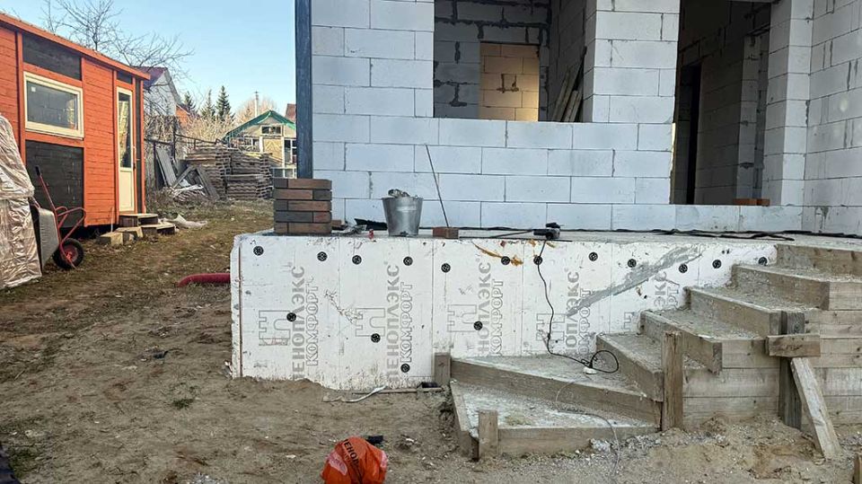 Процесс облицовки двухэтажного дома из газобетона