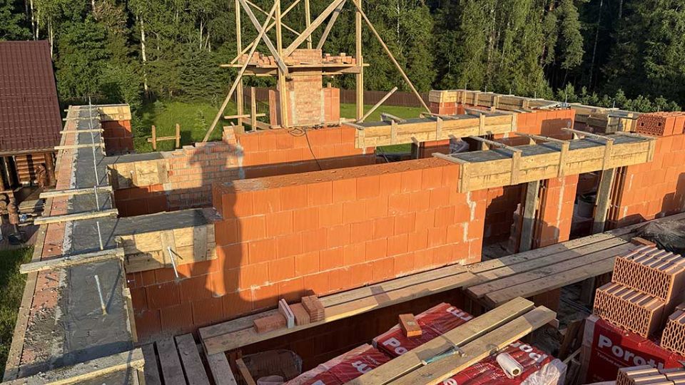 Залили армопояс и перемычки