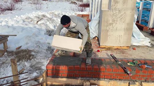 Кладка первого ряда газоблока
