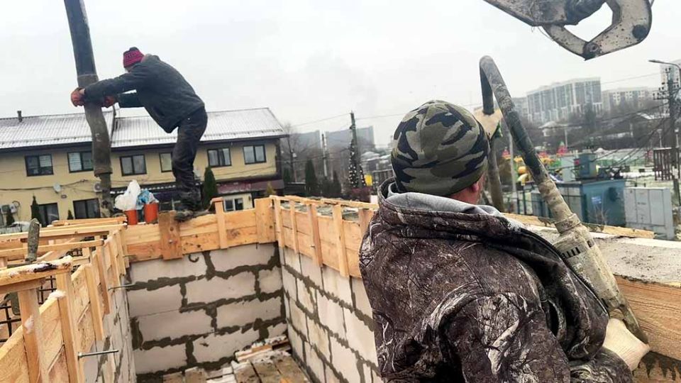 Заливаем межэтажный армопояс