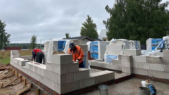Приступили к кладке газоблока