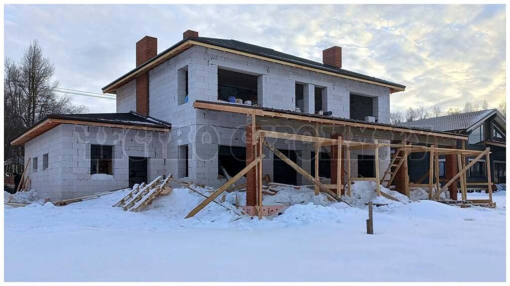 Строительство двухэтажного коттеджа из газобетона в Москве