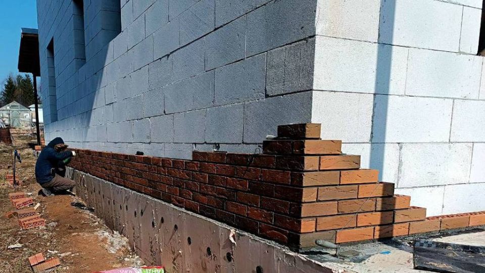Процесс облицовки двухэтажного дома из газобетона