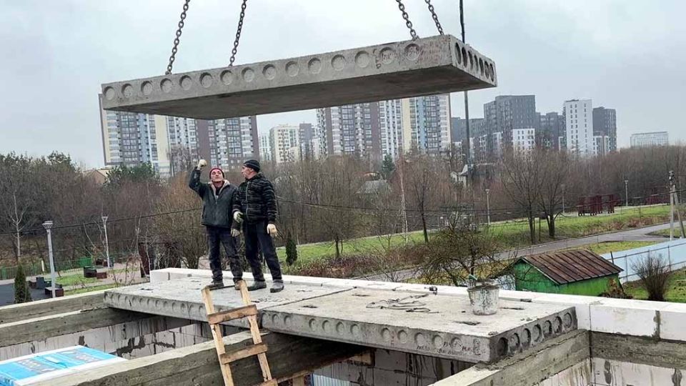 Укладываем плиты межэтажного перекрытия