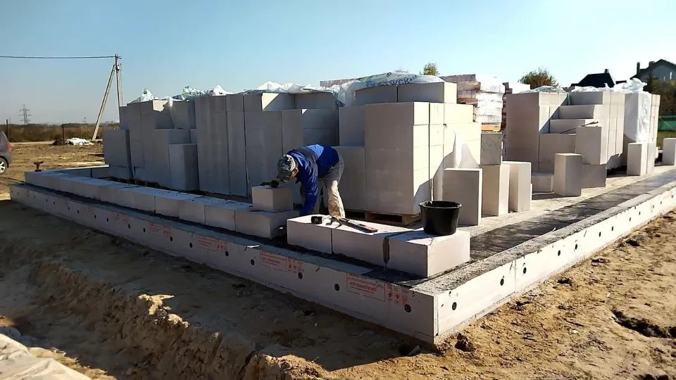 Наша бригада строителей возводит дом из газобетона