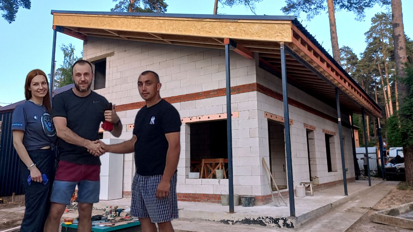 Фото нашей бригады строителей с Заказчиком строительства дома из газобетона в Раменском