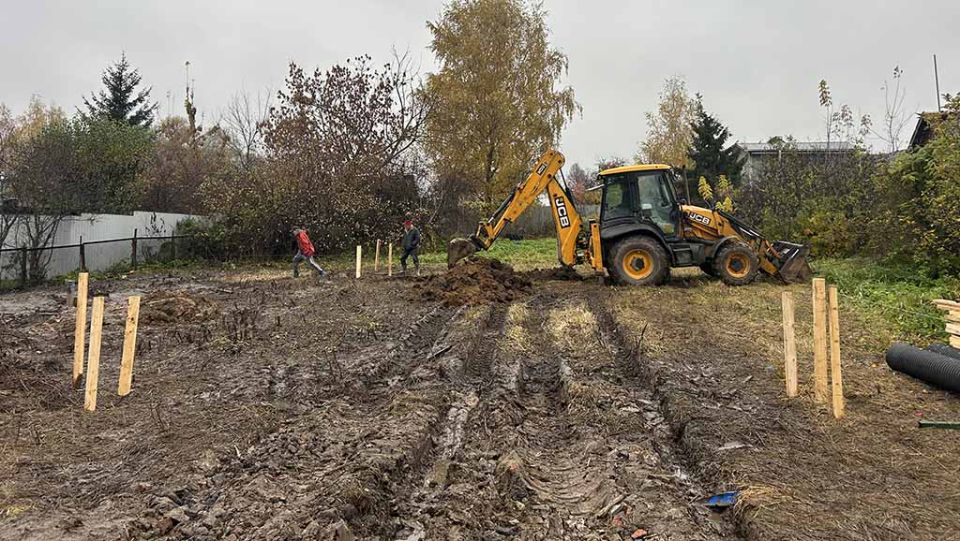 Фундамент - монолитная плита рёбрами вниз