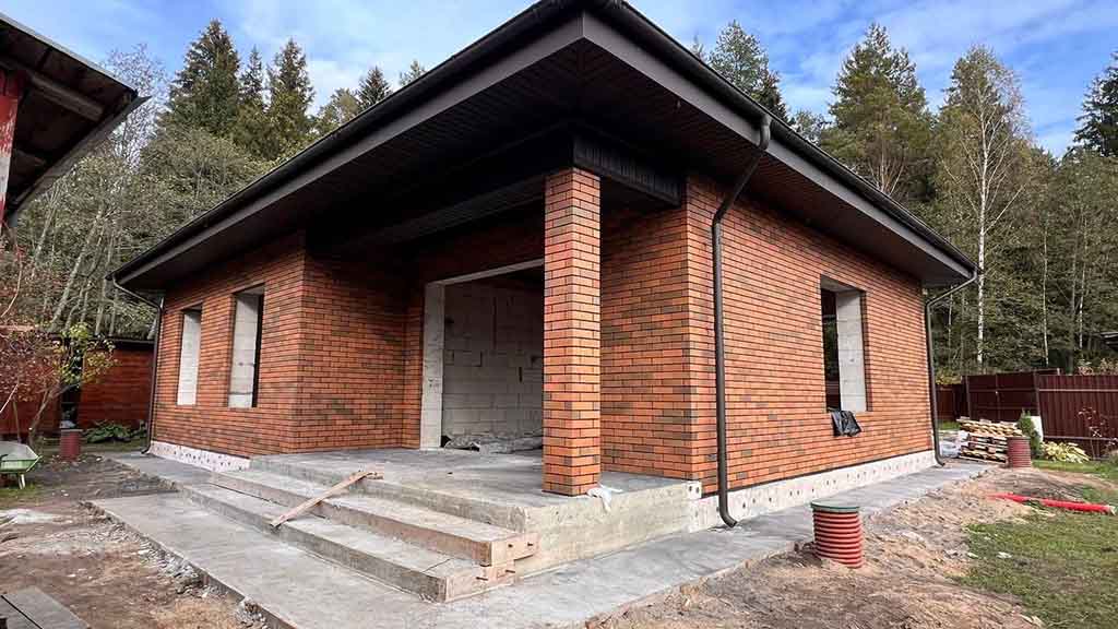 Волоколамск. Одноэтажный дом из газобетона с облицовкой кирпичом.