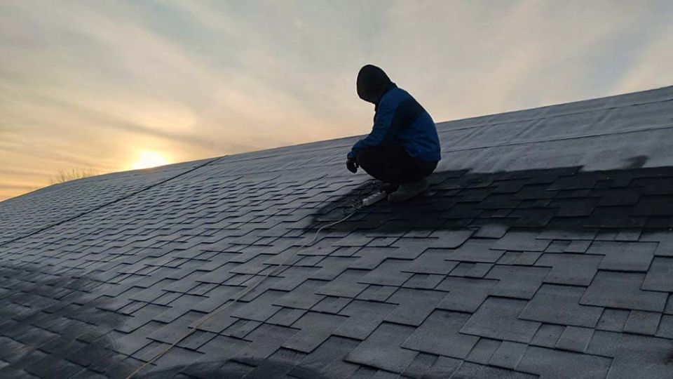 Наша бригада строителей выполняет работы по мягкой кровлк