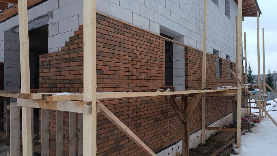 Процесс облицовки двухэтажного дома из газобетона