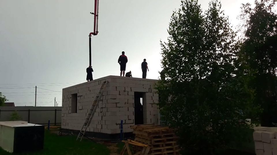 Наша бригада заливает монолитное перекрытие дома