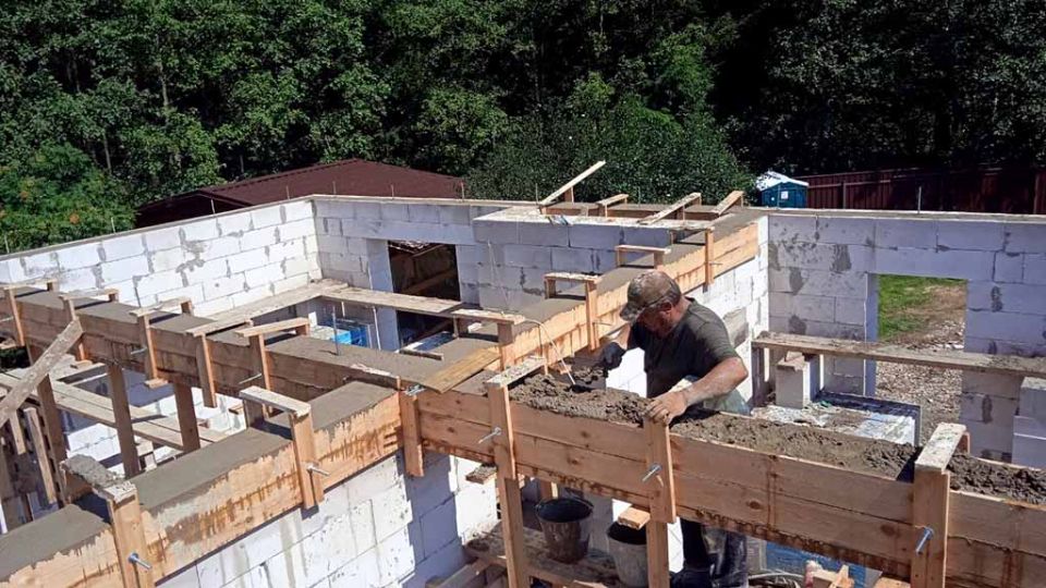 Залили армопояс под мауэрлат