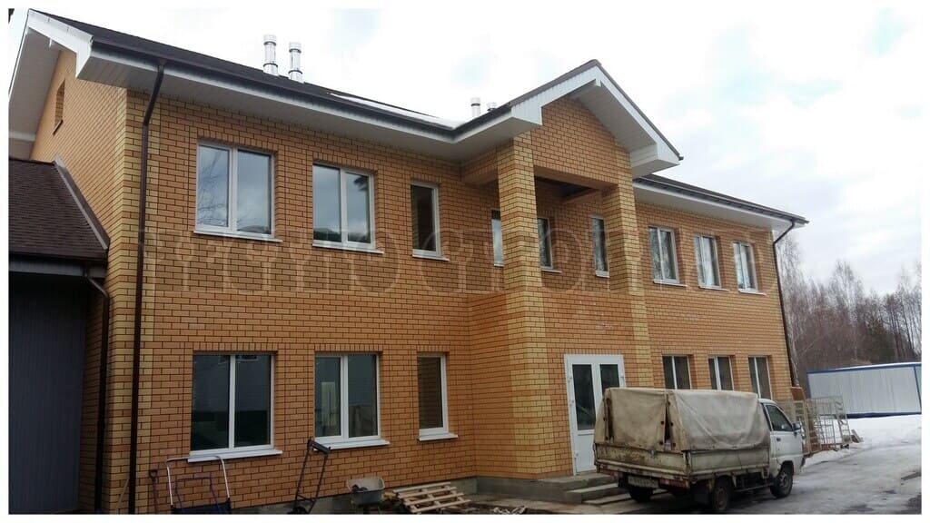 Фото построенного нашей бригадой строителей дома из газоблока с облицовкой в Раменском